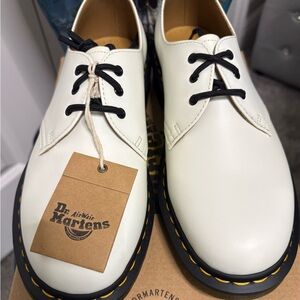 Dr. Martens 1461 White Smooth Leather Oxfords, Unisex M7, W8